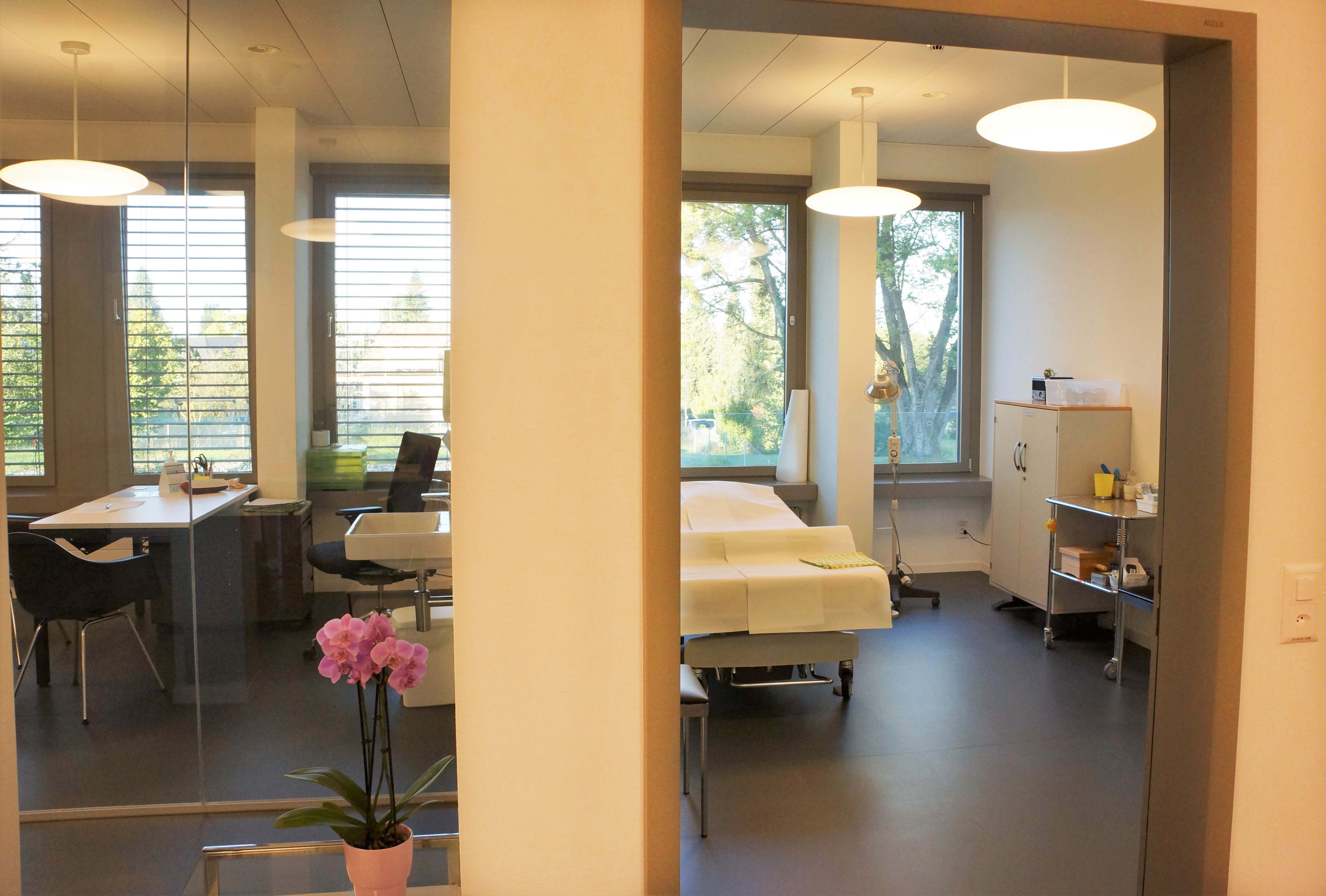 Behandlungszimmer, nebenan Besprechungsraum